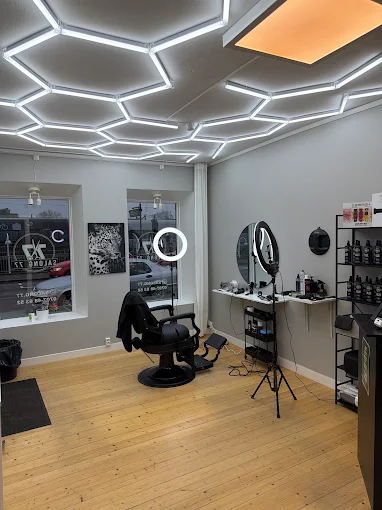 Salong 77 interiör med barberarstol, spegel och modern belysning